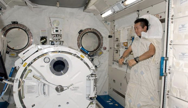 Как стирать одежду в космосе
