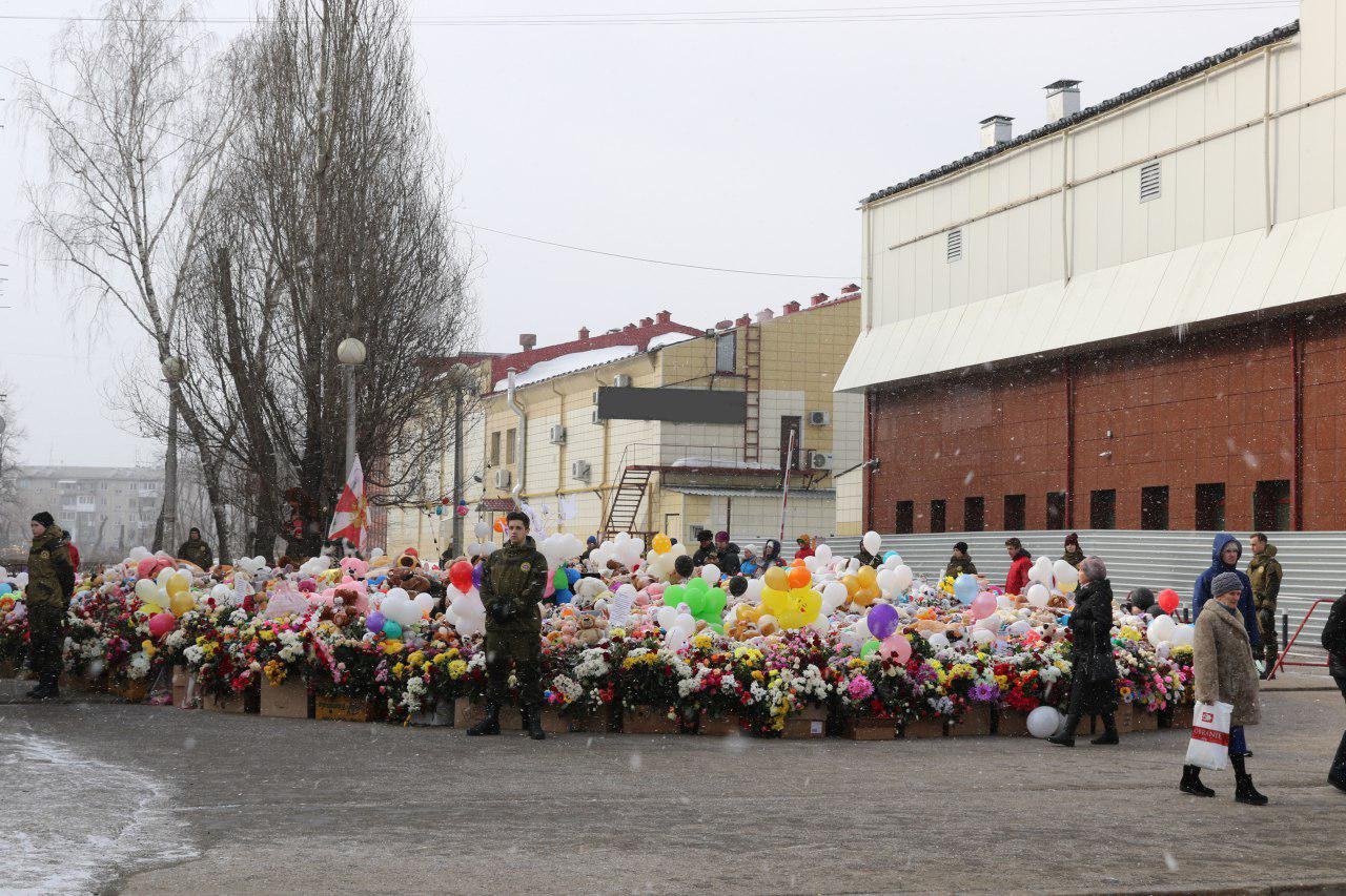 Новости кемерово. Зимняя вишня Кемерово мемориал. Зимняя вишня Кемерово Мем. ТЦ зимняя вишня мемориал. Зимняя вишня Кемерово стихийный мемориал.